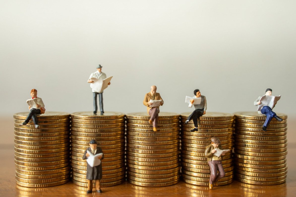 Monētas un cilvēki. Attēls ilustratīvs.