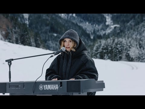Dziedātāja Marta publicē dziesmu A Little Blue un Alpos filmētu videoklipu / Diena