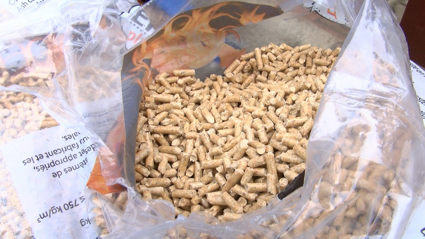 Latgalē veidojas rindas pēc cietā kurināmā; nosaka iegādes limitus / Raksts