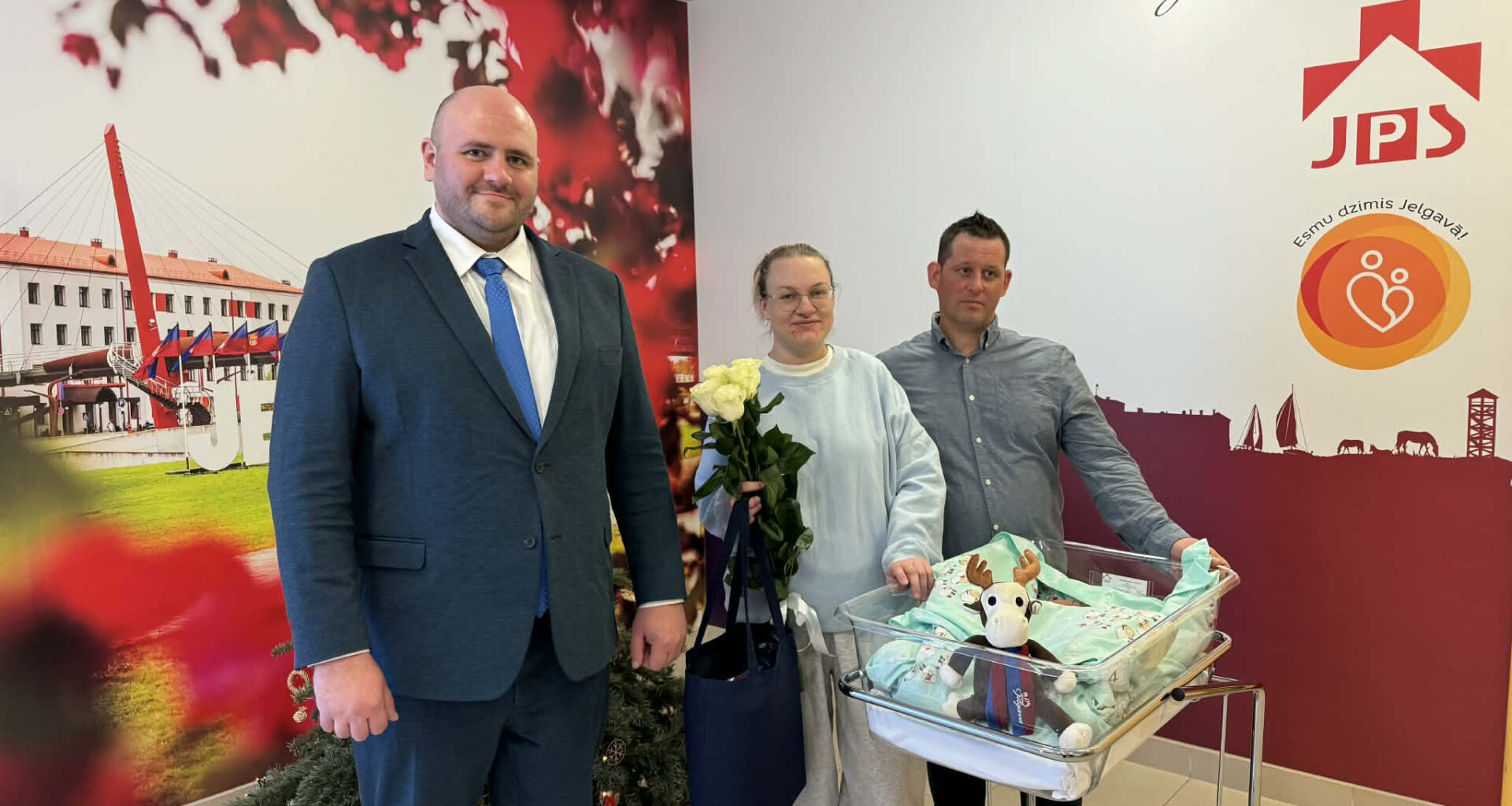 Domes priekšsēdētājs Mārtiņš Daģis sveic pirmo šogad dzimušo jelgavnieku