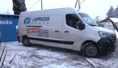 “Roka sāp, sāns sāp.” “Latvijas Pasta” busiņš notriec sievieti – aculiecinieki ievēro aizdomīgas detaļas