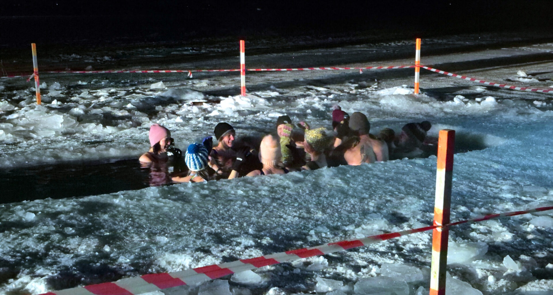 Jēkabpilieši bauda pusnakts peldi āliņģī / Jēkabpils Laiks: Jēkabpils ziņas