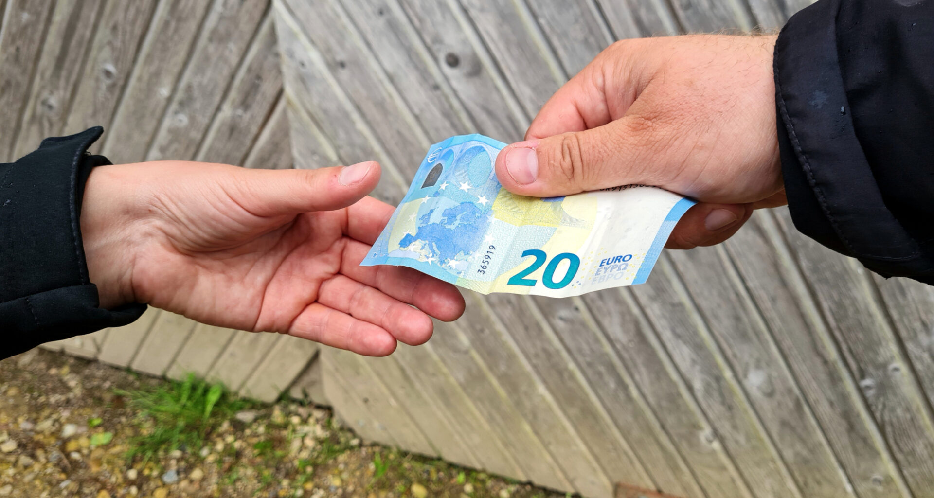 Jēkabpils novadā ap 20 vēlētāju balsis pirktas ar nelielām naudas summām un viskija pudeli / Jēkabpils Laiks: Jēkabpils ziņas