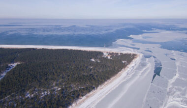 Esi uzmanīgs! Aizliegts atrasties uz bīstamu iekšzemes ūdenstilpju un jūras piekrastes ūdeņu ledus