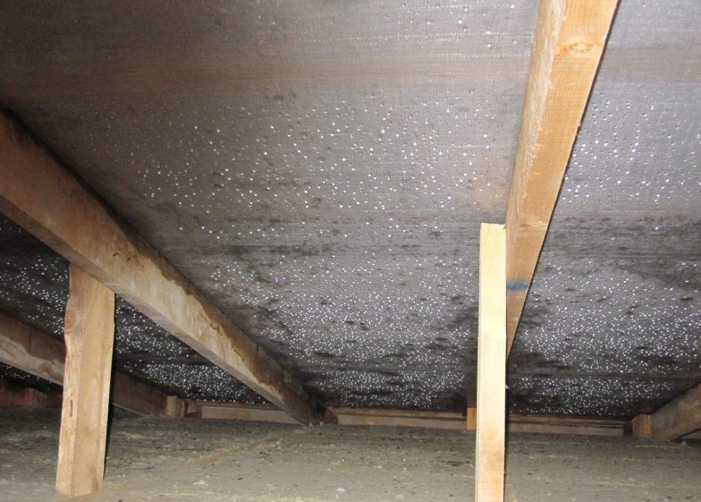 Kāpēc ziemā zem mājas jumta uzkrājas mitrums un kā to ātri novērst, pirms sākas bojājumi