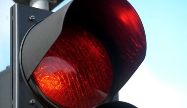 Brauciet ar prātu – bīstamas situācijas satiksmē Mūkusalas un Bauskas ielas krustojumā! Tur nedarbojas luksofors