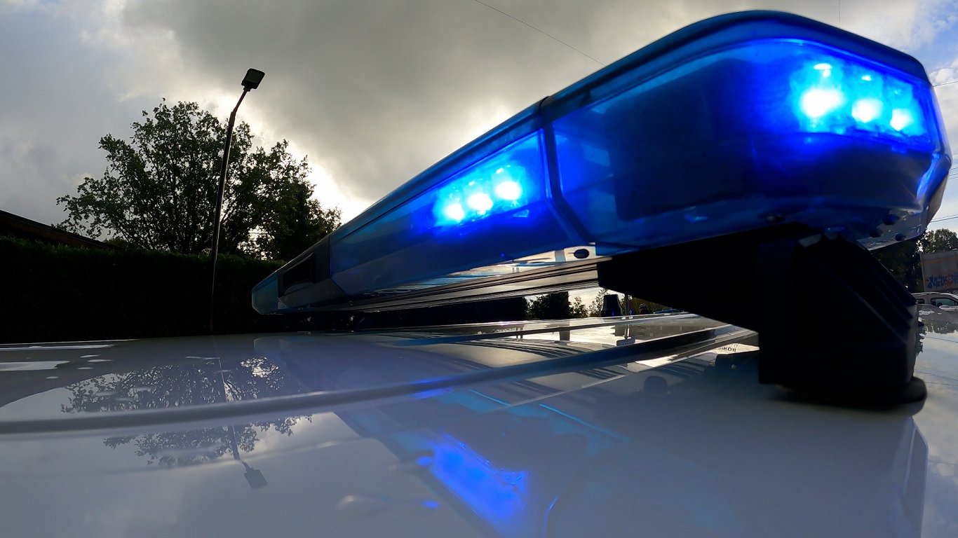 Policijas automa&scaron;īnas bākugunis.