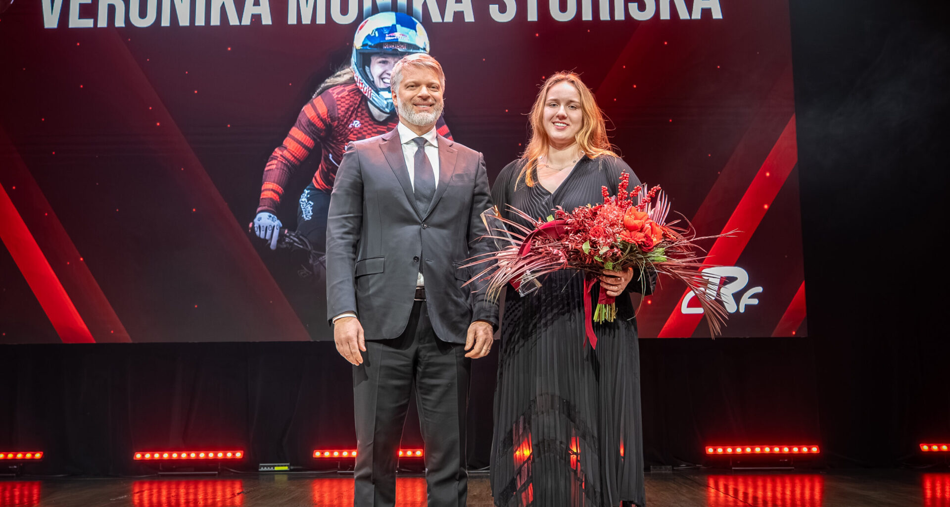 Svinīgā apbalvošanas ceremonijā pulcējas kuplā velo saime; gada riteņbraucēji – Skujiņš un Stūriška