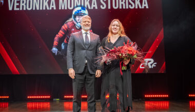 Svinīgā apbalvošanas ceremonijā pulcējas kuplā velo saime; gada riteņbraucēji – Skujiņš un Stūriška