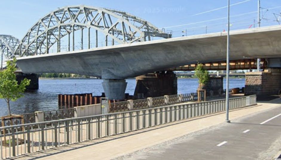 Premjere vēlas noskaidrot atbildīgos par nepabeigto "Rail Baltica" balstu Daugavā