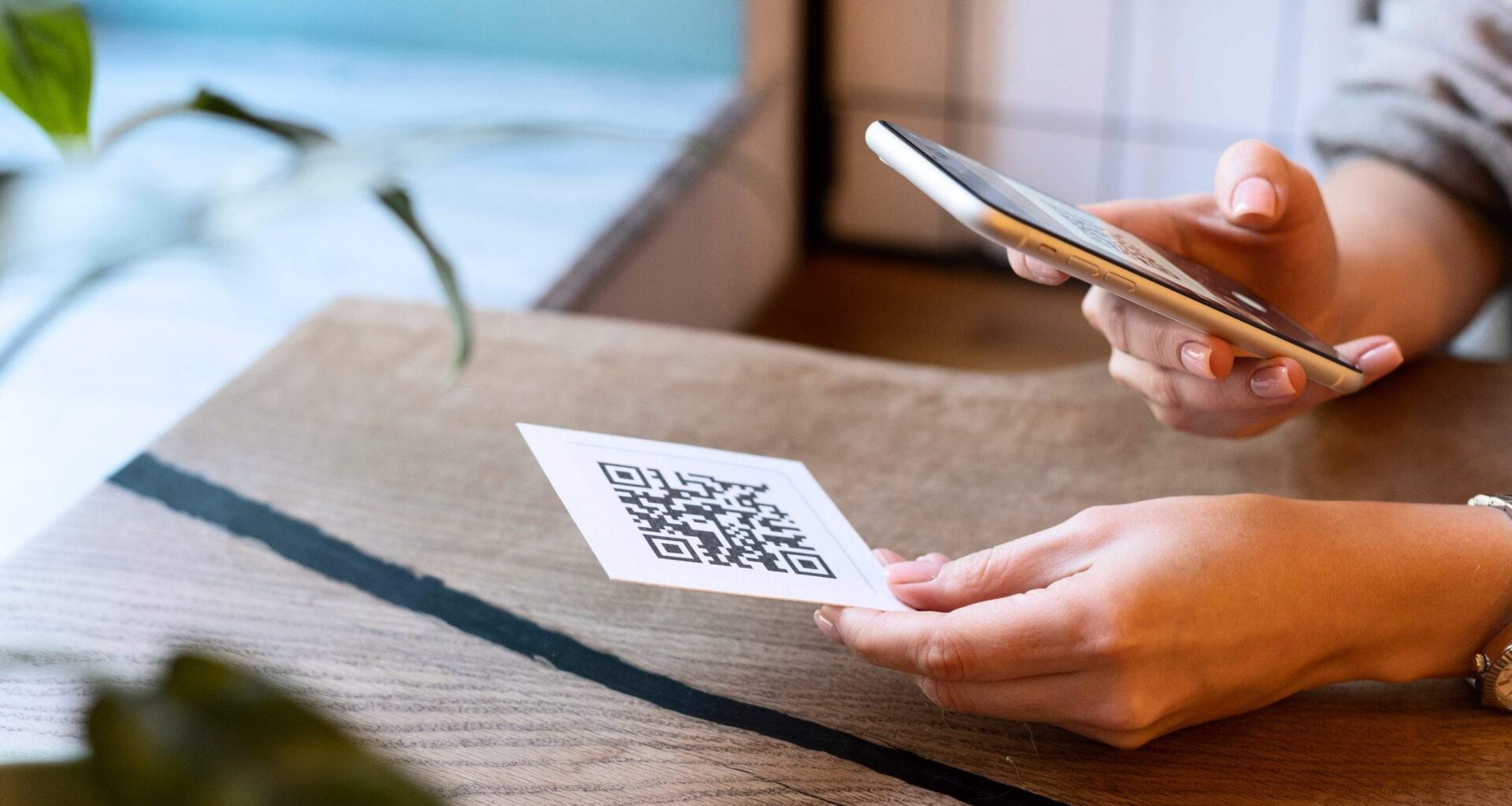 Vīrietis kafejnīcā it kā noskenē digitālās ēdienkartes QR kodu, taču tas, ko viņš tur ieraudzīja, pārsteidza viņu pašu