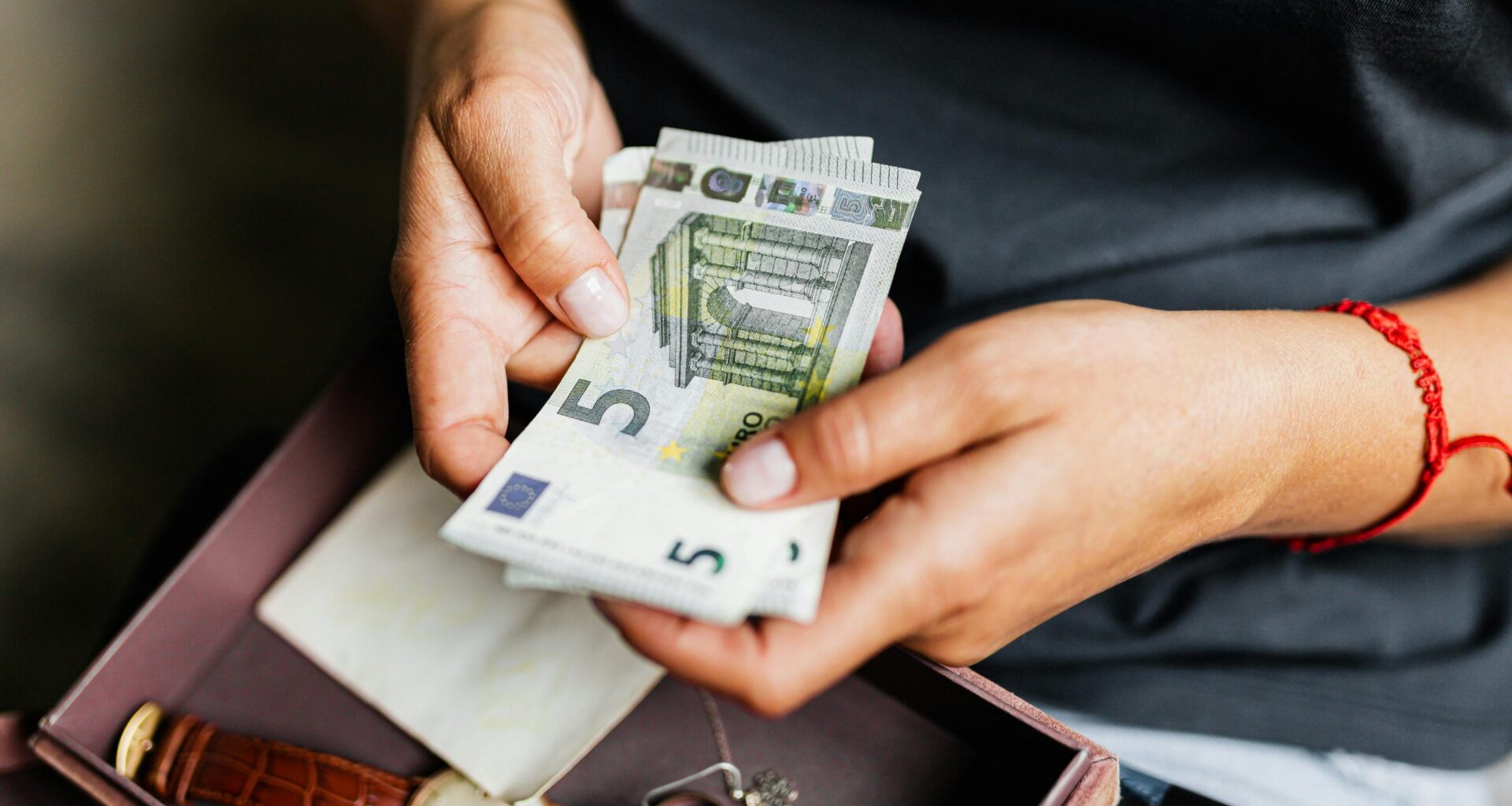 Cenas Latvijā gada laikā visstraujāk kāpušas kafijai, olām un liellopu gaļai, bet vairākiem produktiem tās arī samazinājušās