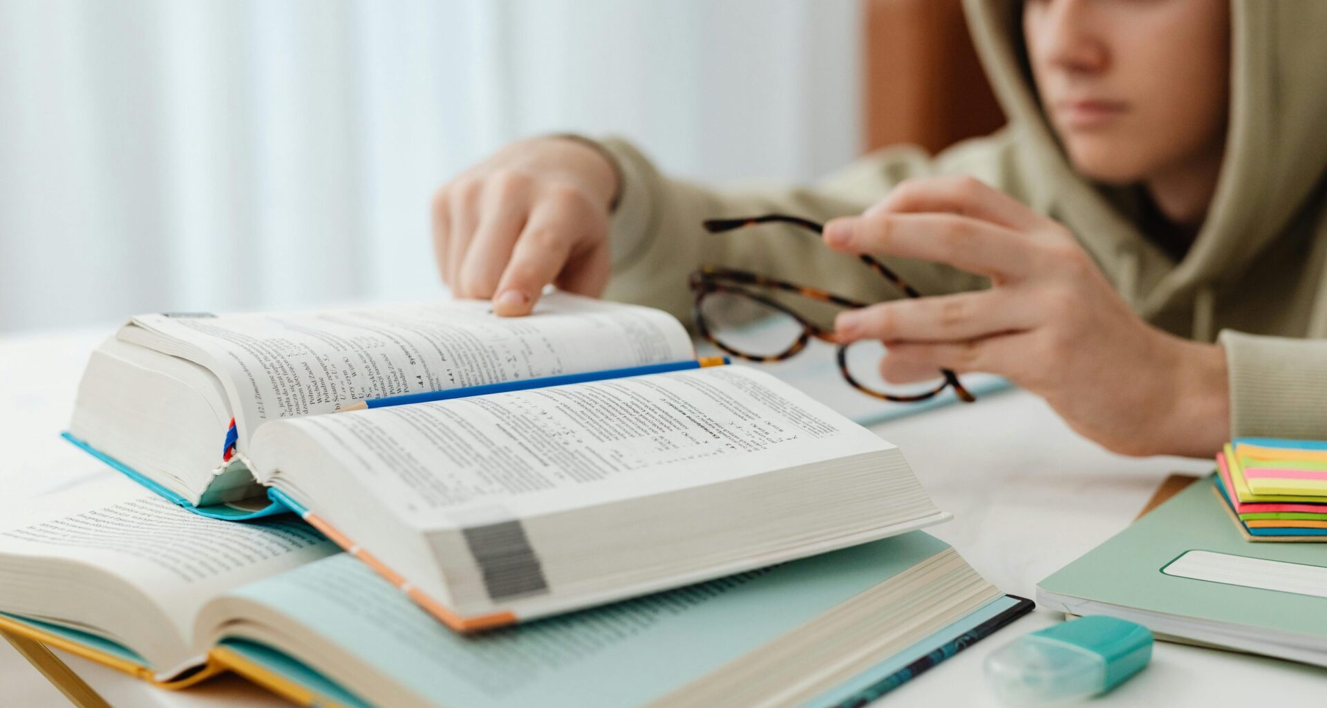 “Ne bērns, ne es nevaram atbildēt uz šo jautājumu – kā sauc vārnu?” Palīdzot pirmklasniekam pildīt mājasdarbus, vecākiem nākas vien noplātīt rokas