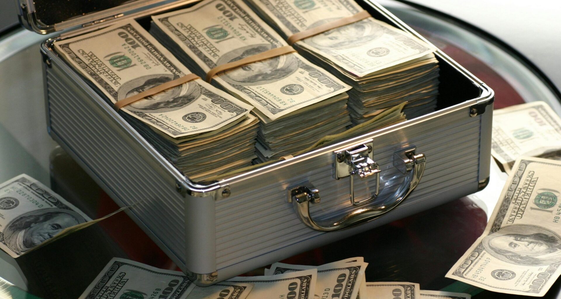 10 unikāli veidi, kā cilvēki kļuvuši pasakaini bagāti