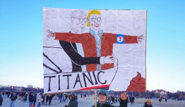 Protestētāju plakātā attēlots Vācijas kristīgo demokrātu līderis Frīdrihs Mercs ar nacionālistu part...