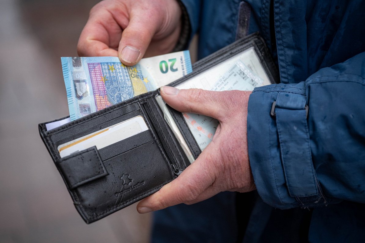 Maks ar Eiro naudas banknotēm