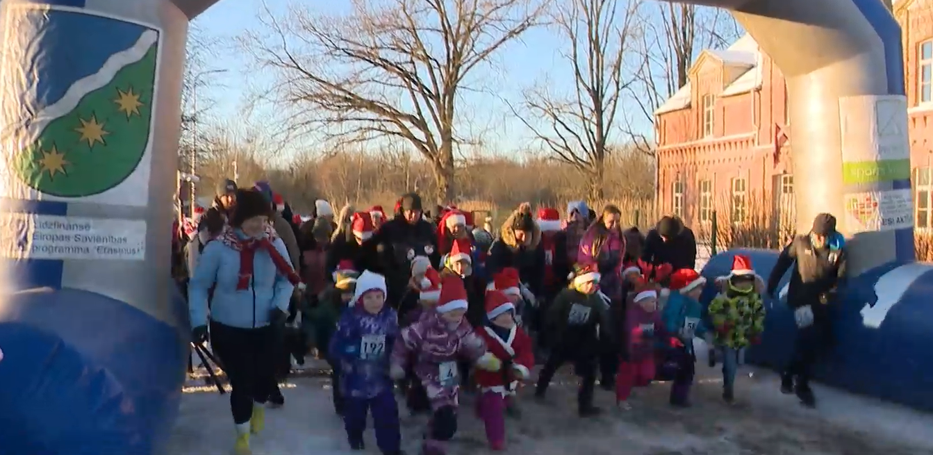 Ķekavā notiek tradicionālais labdarības pasākums «Vecgada rūķu skrējiens» / Raksts