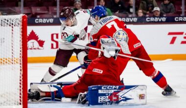 Latvijas hokejists Markuss Sieradzkis (pa kreisi) pie Čehijas vārtiem U-20 pasaules čempionāta spēlē