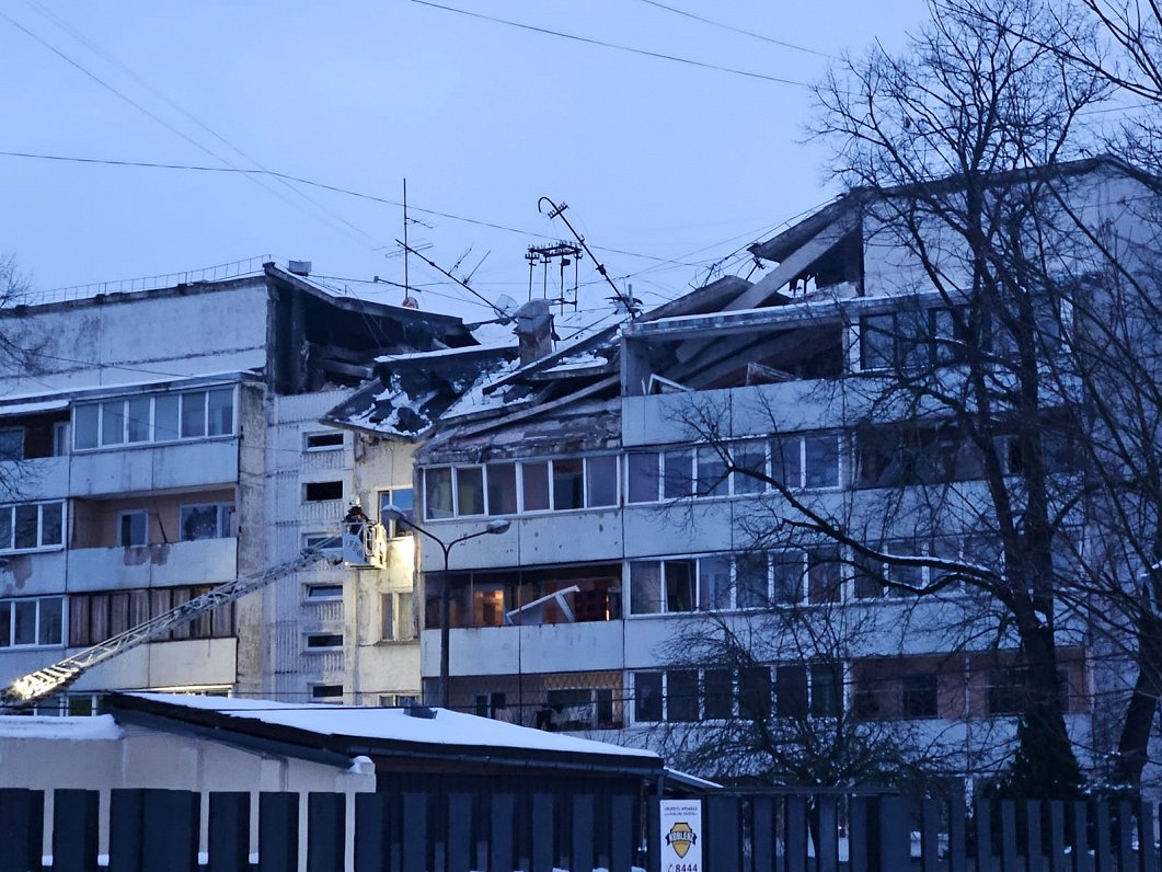 Rīgā, Bauskas ielā, pēc sprādziena sagruvušas konstrukcijas daudzdzīvokļu nama augšējos stāvos / Raksts