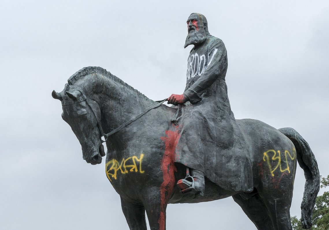 Aktīvisti apķēpājuši Beļģijas karaļa Leopolda II pieminekli Briselē. Leopolda valdīšanas laikā beļģu...