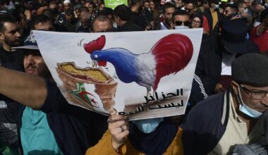 Protesta akcija Alžīrijā, kur attēlots, kā Francija iedzīvojusies uz Alžīrijas rēķina