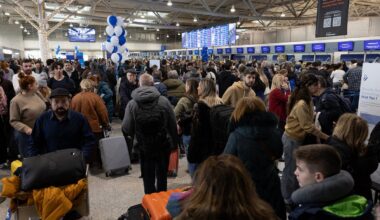 Drūzmē&scaron;anās Atēnu lidostā