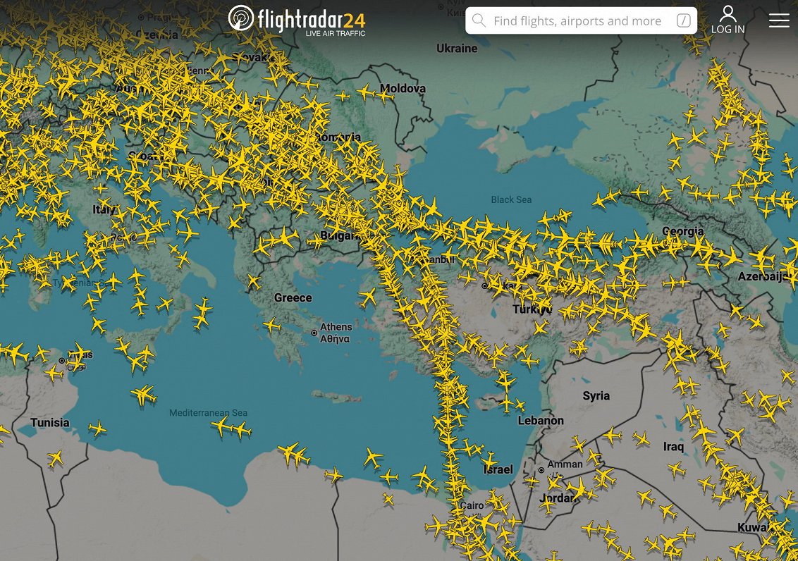 Vietne "Flightradar24" rāda, ka Grieķijas gaisa telpa ir gandrīz tukša