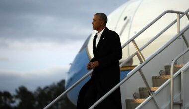 ASV eksprezidents Baraks Obama izkāpj no "Air Force One" lidma&scaron;īnas