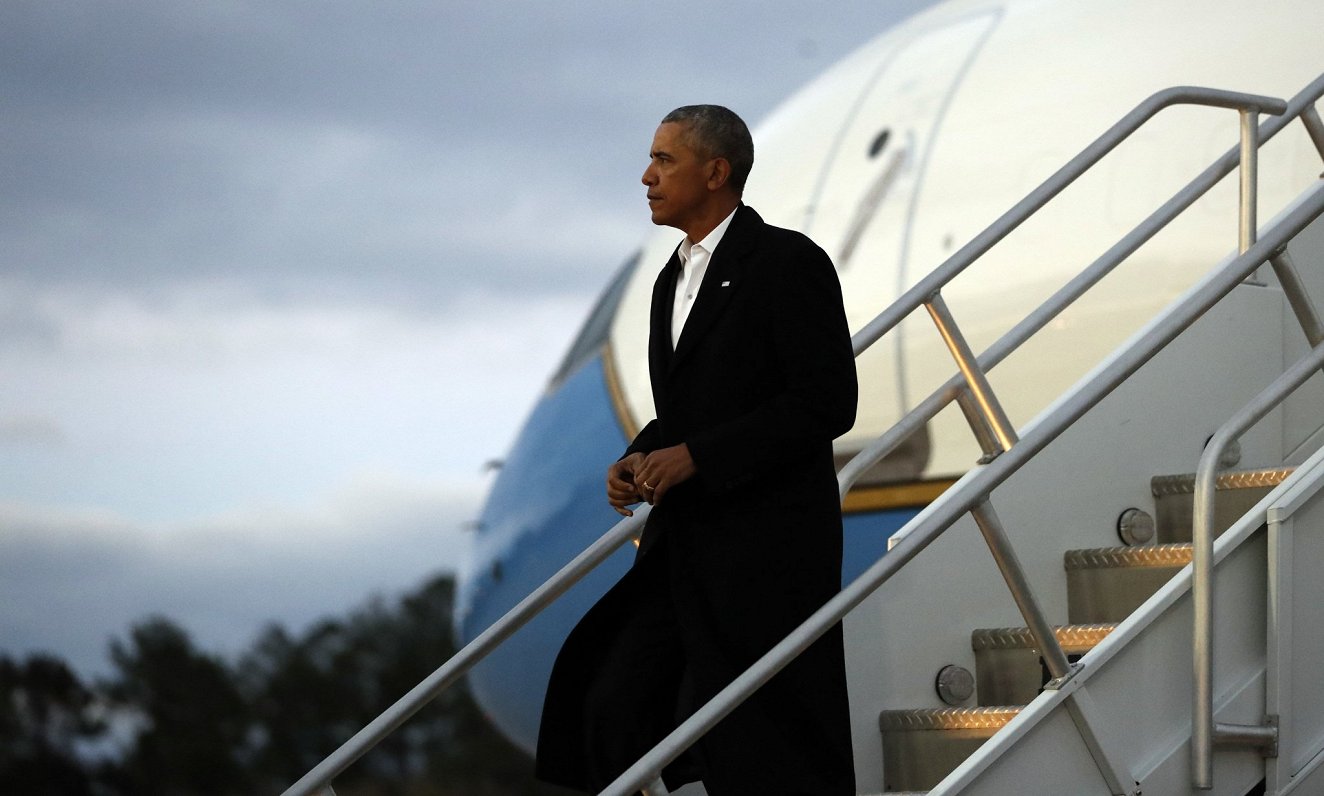 ASV eksprezidents Baraks Obama izkāpj no "Air Force One" lidma&scaron;īnas