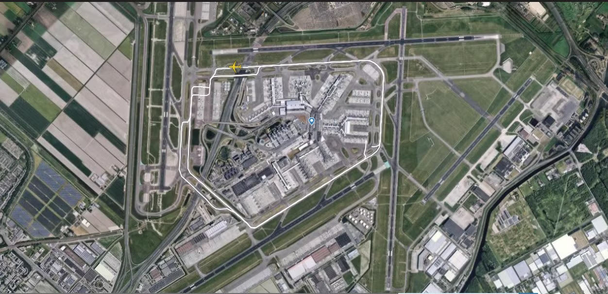 Reisa “KL1003” veiktie apļi ap lidostas termināliem