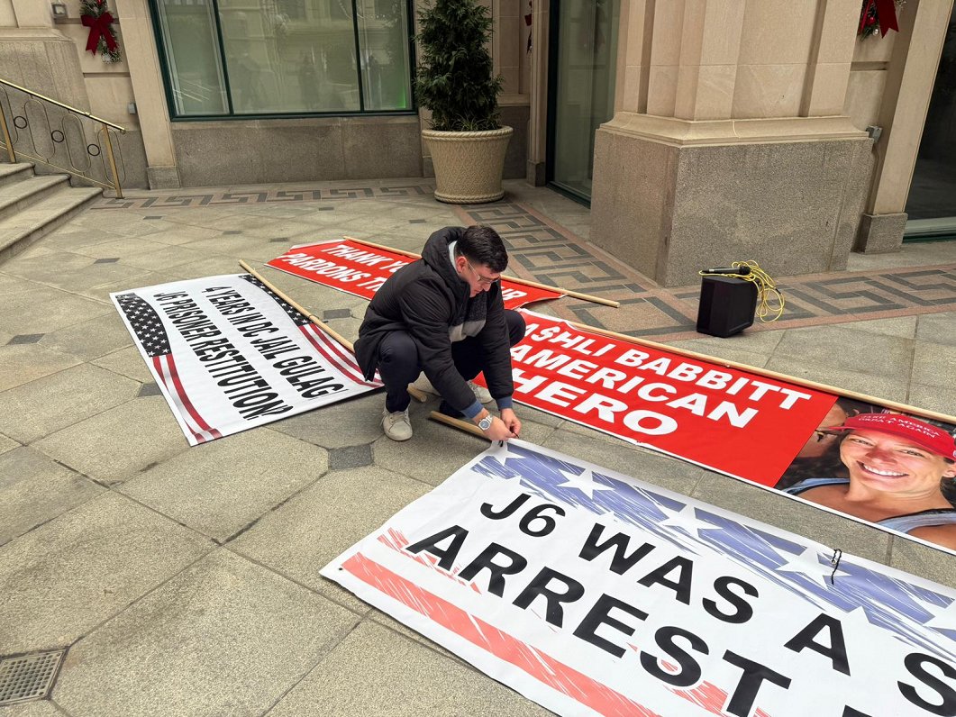 Vašingtonā piemiņas gājienā piedalās ekstrēmistu grupējums / Raksts