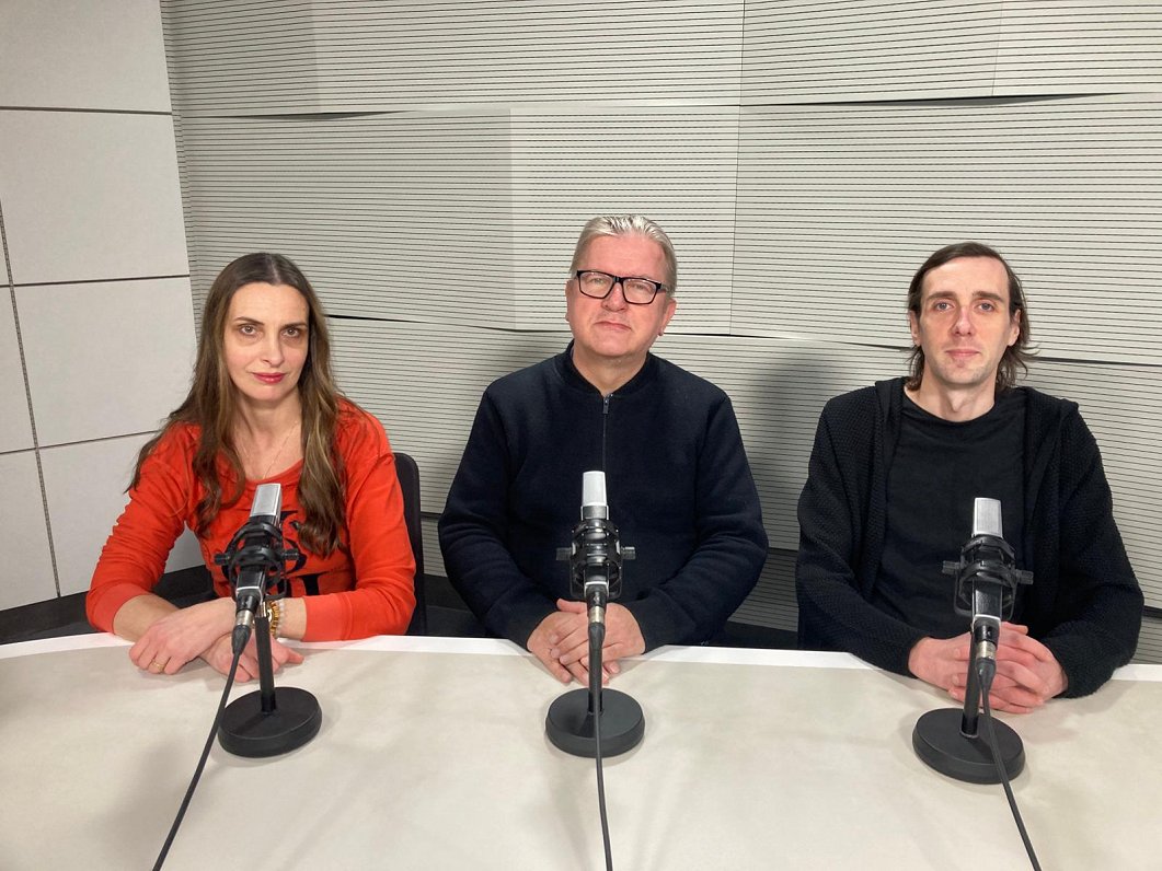 No kreisās: Lauma Mellēna-Bartkeviča, Atis Rozentāls un Arvis Viguls