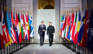 Francijas prezidents Emanuels Makrons un Ukrainas prezidents Volodimirs Zelenskis konferencē Parīzē