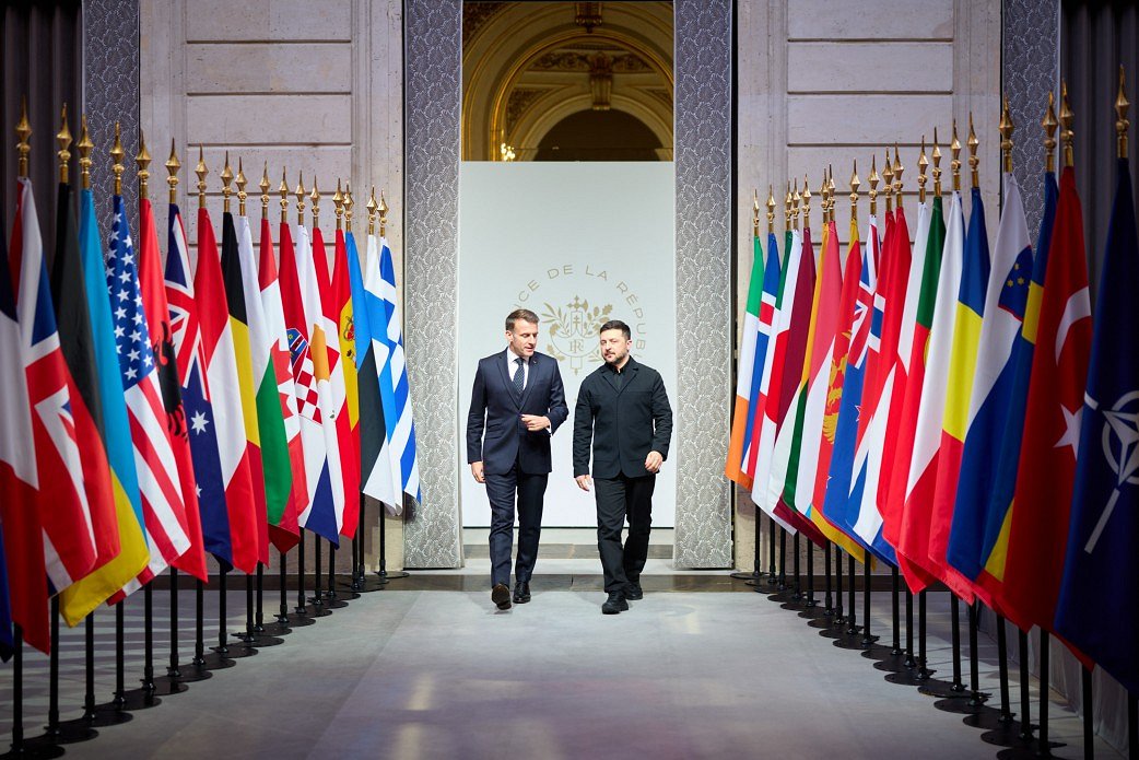 Francijas prezidents Emanuels Makrons un Ukrainas prezidents Volodimirs Zelenskis konferencē Parīzē