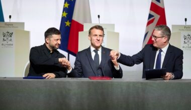 No kreisās: Ukrainas prezidents Volodimirs Zelenskis, Francijas prezidents Emanuels Makrons un Lielb...