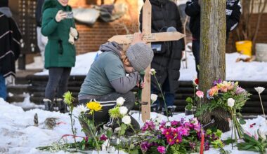 Sieviete novieto ziedus vietā Mineapolisā, kur imigrācijas dienesta darbinieks no&scaron;āva sievieti (7.01...