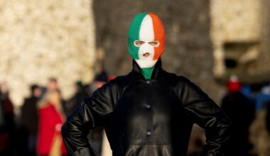 Cilvēks Īrijas karoga krāsās