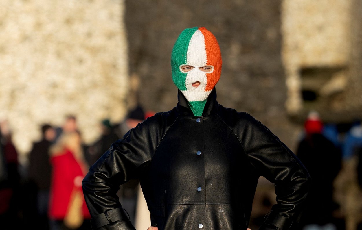 Cilvēks Īrijas karoga krāsās