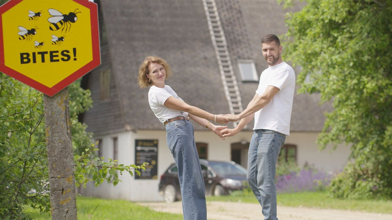 Mūsdienās laukos vairs nav tikai jāraujas ar melnu muti. Biškopju Bergholdu zemes stāsts / Raksts