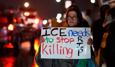 Protesta akcijas dalībniece ar saukli "ICE jābeidz slepkavot"