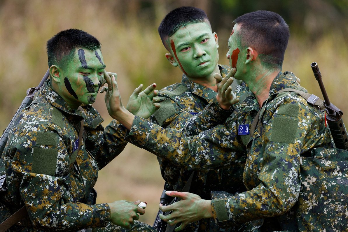 Taivānas armijā iesauktie karavīri piedalās militārās mācībās