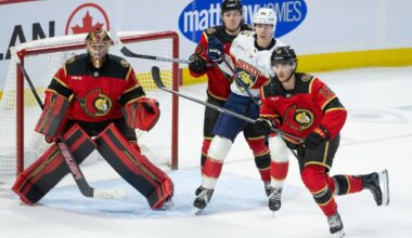 Floridas "Panthers" hokejists Sandis Vilmanis (otrais no labās debijas spēlē NHL pret Otav...