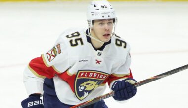 Floridas "Panthers" hokejists Sandis Vilmanis debijas spēlē NHL