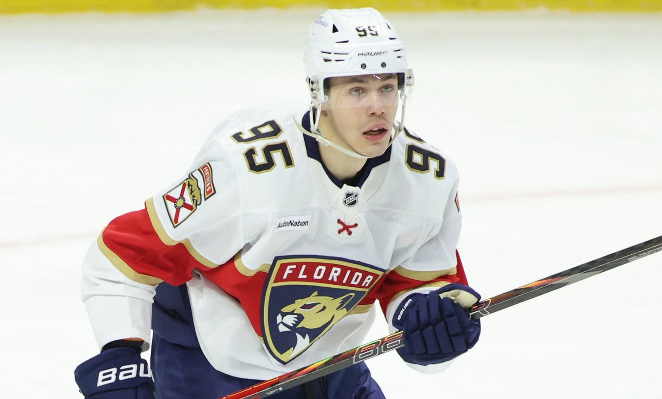 Floridas "Panthers" hokejists Sandis Vilmanis debijas spēlē NHL