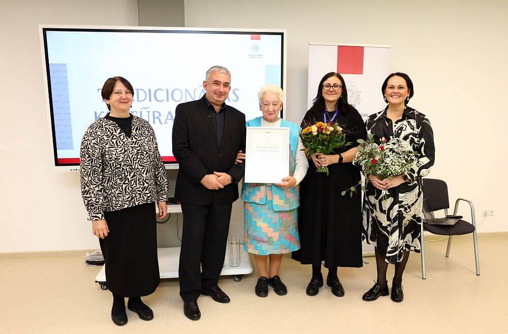 Saņemot  Tradicionālās kultūras izcilības balvu.