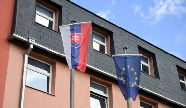 Ilustratīvs attēls: Slovākijas un Eiropas Savienības karogi