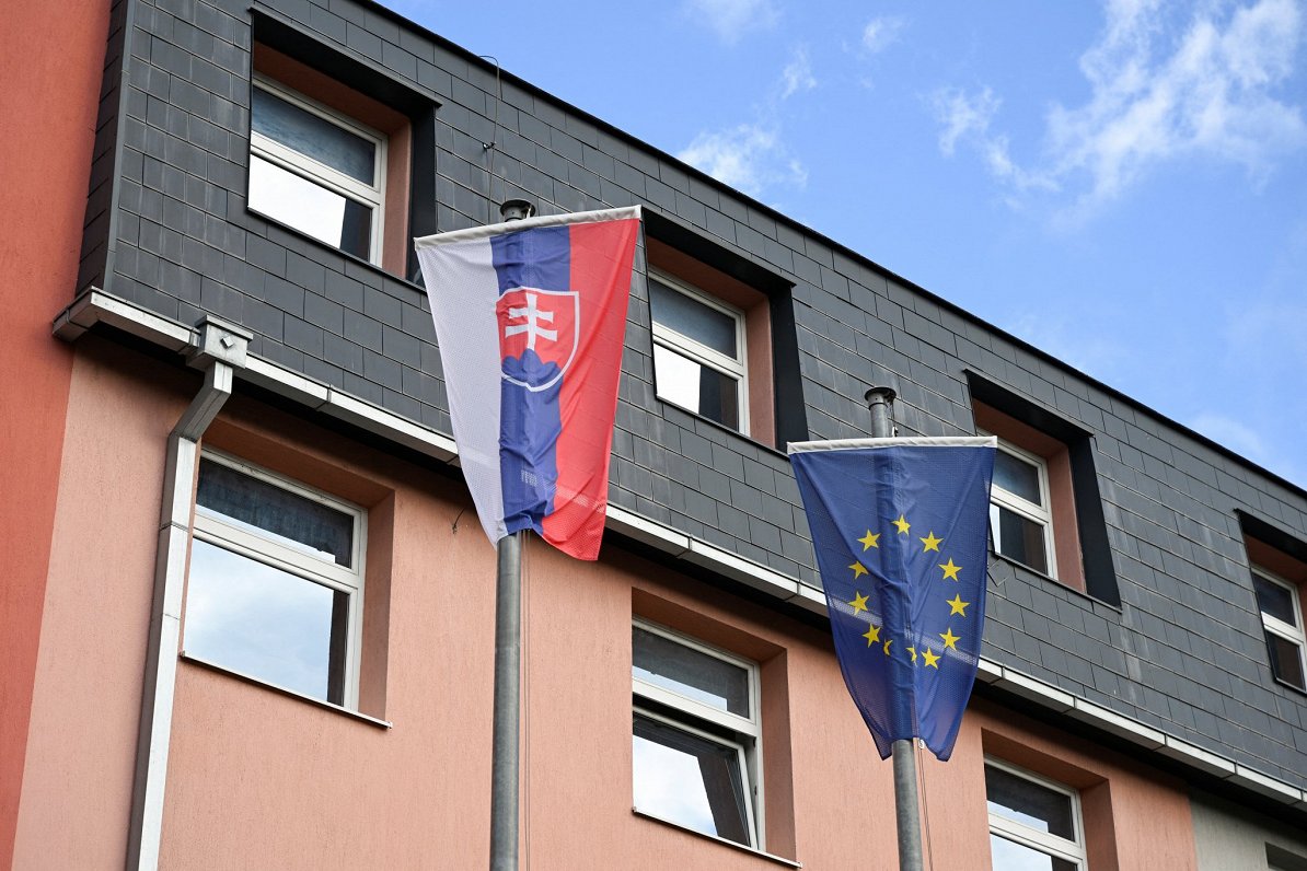 Ilustratīvs attēls: Slovākijas un Eiropas Savienības karogi