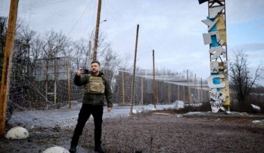 Ukrainas prezidents Volodimirs Zelenskis Kupjanskā 2025. gada decembrī.