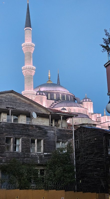 Citējot klasiku – Stambula, kontrastu pilsēta.