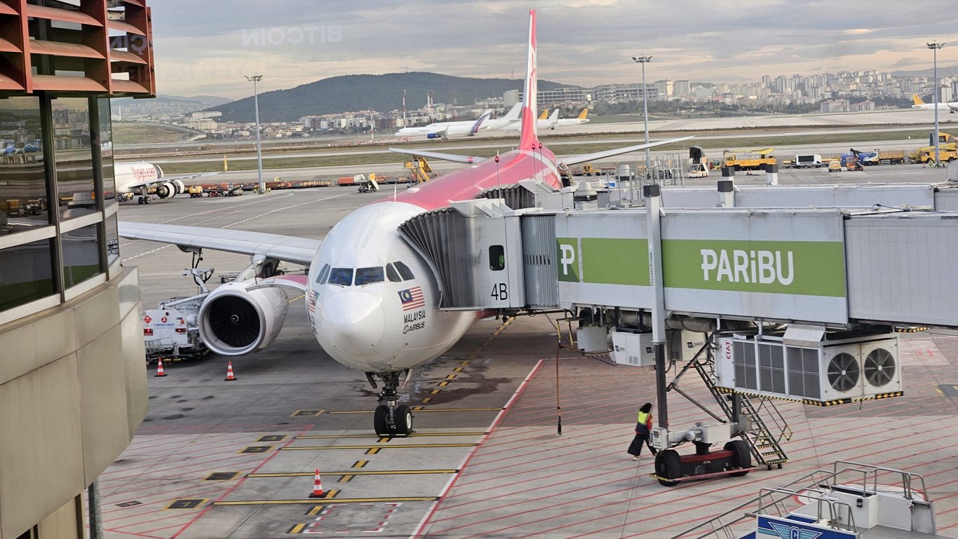 Iekāpšana AirAsia lidmašīnā.